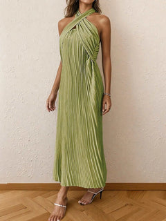 Green pleated halter neck midi dress with a tied neckline and no stretch, made of 100% polyester.