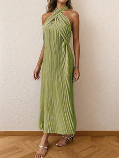 Green pleated halter neck midi dress with a tied neckline and no stretch, made of 100% polyester.